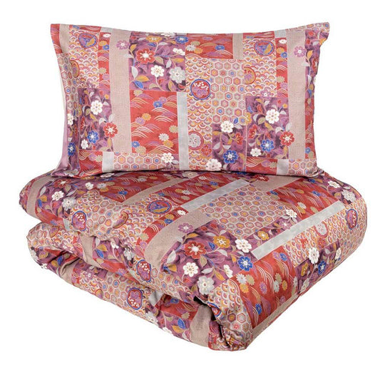 Copripiumino matrimoniale Fazzini Kiyomi in raso di puro cotone. Caratterizzato da originale fantasia floreale d'ispirazione giapponese stampata in digitale. Colore rosso, grigio, viola con fiori colorati.