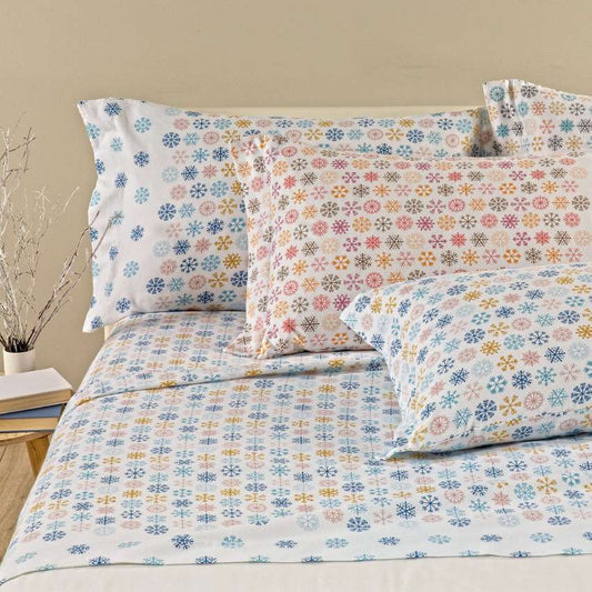 Completo lenzuola Caleffi Fiocco di Neve, in flanella di puro cotone. Fantasia con fiocchi di neve su fondo bianco. Variante di colore azzurra.  Disponibile nella misura per letto singolo e piazza e mezza.