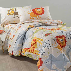 Completo lenzuola e trapunta Caleffi Giungla in puro cotone. Il lenzuolo Giungla presenta una fantasia colorata, con simpatici animali su fondo beige. Ideale per bambini e ragazzi.