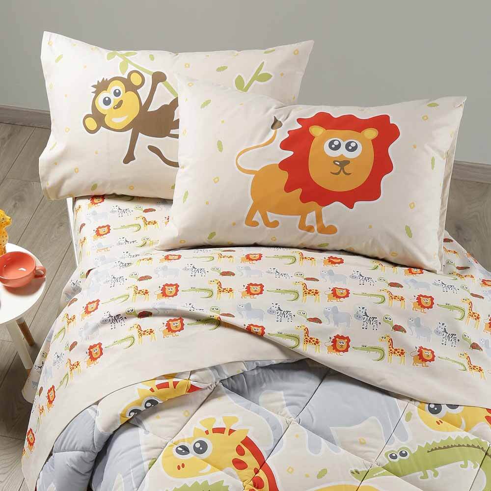 Completo lenzuola Caleffi Giungla in puro cotone. Il lenzuolo Giungla presenta una fantasia colorata, con simpatici animali (leone, scimmia, giraffa, elefante) su fondo beige. Ideale per bambini e ragazzi.