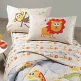 Completo lenzuola Caleffi Giungla in puro cotone. Il lenzuolo Giungla presenta una fantasia colorata, con simpatici animali (leone, scimmia, giraffa, elefante) su fondo beige. Ideale per bambini e ragazzi.