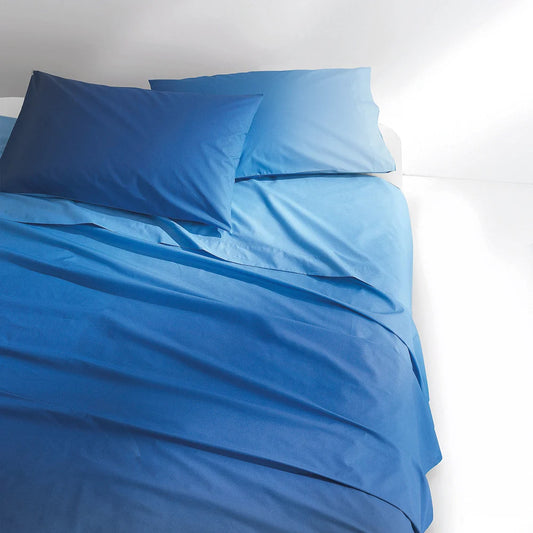 Lenzuolo Copriletto Dipiù Color Emotion di Gabel, in puro cotone made in Italy.   Il lenzuolo, in tinta unita, è caratterizzato da un effetto degradè con i toni che sfumano dal chiaro allo scuro. Colore blu oceano