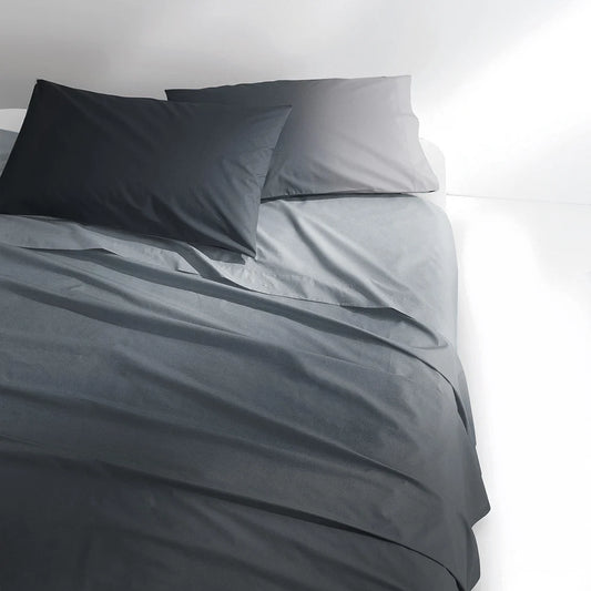 Lenzuolo Copriletto Dipiù Color Emotion di Gabel, in puro cotone made in Italy.   Il lenzuolo, in tinta unita, è caratterizzato da un effetto degradè con i toni che sfumano dal chiaro allo scuro. Colore grigio nebbia