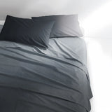 Lenzuolo Copriletto Dipiù Color Emotion di Gabel, in puro cotone made in Italy.   Il lenzuolo, in tinta unita, è caratterizzato da un effetto degradè con i toni che sfumano dal chiaro allo scuro. Colore grigio nebbia