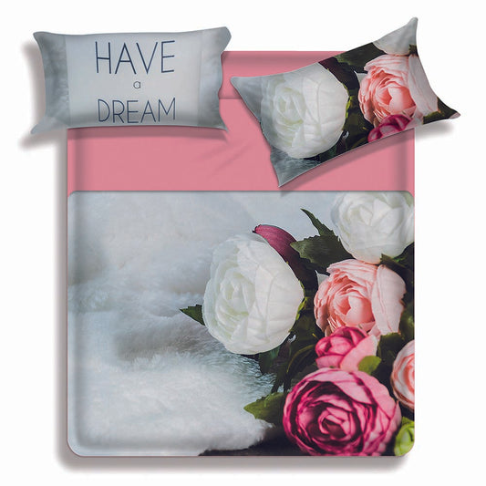 Lenzuolo copriletto matrimoniale Ulm di Miss Terry Biancaluna in puro cotone.  Il completo lenzuola Ulm è stampato in digitale ad alta definizione. Le federe e il lenzuolo di sopra presentano una fantasia floreale delicata con rose di vari colori. Le lenzuola con angoli e la balza del lenzuolo di sopra sono in tinta unita color rosa.