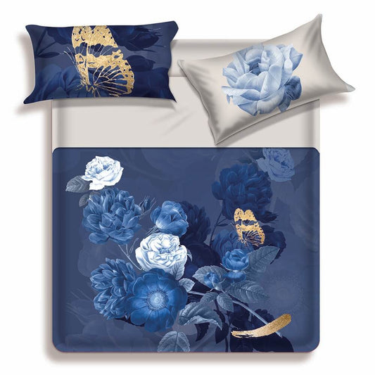 Lenzuolo copriletto matrimoniale Fairy di Miss Terry Biancaluna in puro cotone.  Il completo lenzuola Fairy è stampato in digitale ad alta definizione. Le federe e il lenzuolo di sopra presentano una fantasia floreale con fiori blu e bianchi su fondo blu. Le lenzuola con angoli e la balza del lenzuolo di sopra sono in tinta unita color grigio.