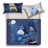 Lenzuolo copriletto matrimoniale Fairy di Miss Terry Biancaluna in puro cotone.  Il completo lenzuola Fairy è stampato in digitale ad alta definizione. Le federe e il lenzuolo di sopra presentano una fantasia floreale con fiori blu e bianchi su fondo blu. Le lenzuola con angoli e la balza del lenzuolo di sopra sono in tinta unita color grigio.