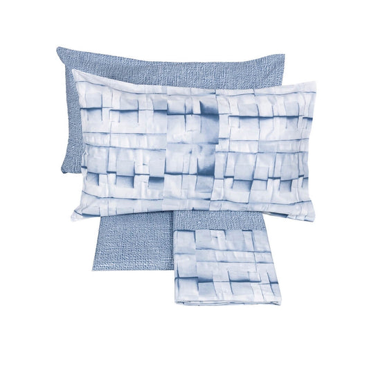 Lenzuolo Copriletto matrimoniale Fazzini Intagli in percalle di puro cotone.  Il completo gioca sull'abbinamento di due fantasie geometriche: Intagli e Intreccio. colore azzurro carta da zucchero.
