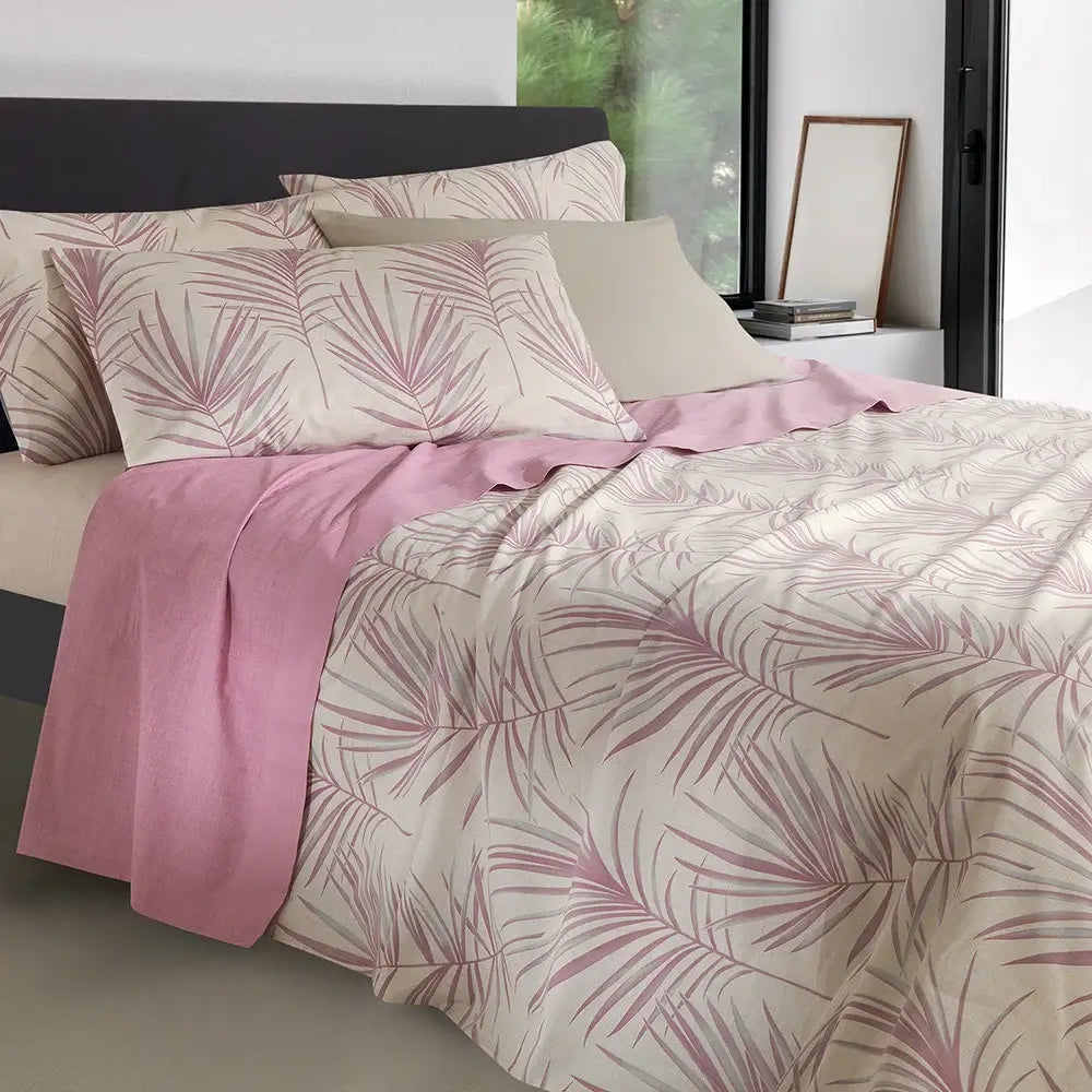 Lenzuolo Copriletto Santorini di Gabel in puro cotone. Disponibile per letto matrimoniale.  Il completo lenzuola copriletto Santorini presenta una delicata fantasia floreale in due varianti di colore: rosa e verde. Il lenzuolo di sopra e la federa presentano una fantasia con foglie colorate su fondo naturale. Il lenzuolo con angoli è in tinta color beige.