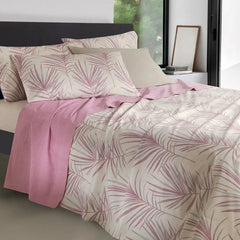 Lenzuolo Copriletto Santorini di Gabel in puro cotone. Disponibile per letto matrimoniale.  Il completo lenzuola copriletto Santorini presenta una delicata fantasia floreale in due varianti di colore: rosa e verde. Il lenzuolo di sopra e la federa presentano una fantasia con foglie colorate su fondo naturale. Il lenzuolo con angoli è in tinta color beige.