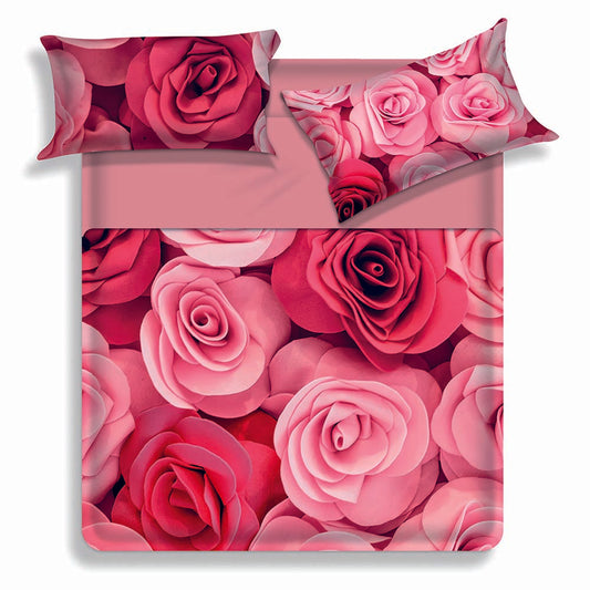 Lenzuolo copriletto matrimoniale Smell di Miss Terry - Biancaluna in puro cotone. La linea di lenzuola copriletto Miss Terry presenta una stampa digitale ad alta definizione.  Le federe e il lenzuolo di sopra presentano una fantasia floreale con rose rosse e rosa. Le lenzuola con angoli e la balza del lenzuolo di sopra sono in tinta unita color rosa.
