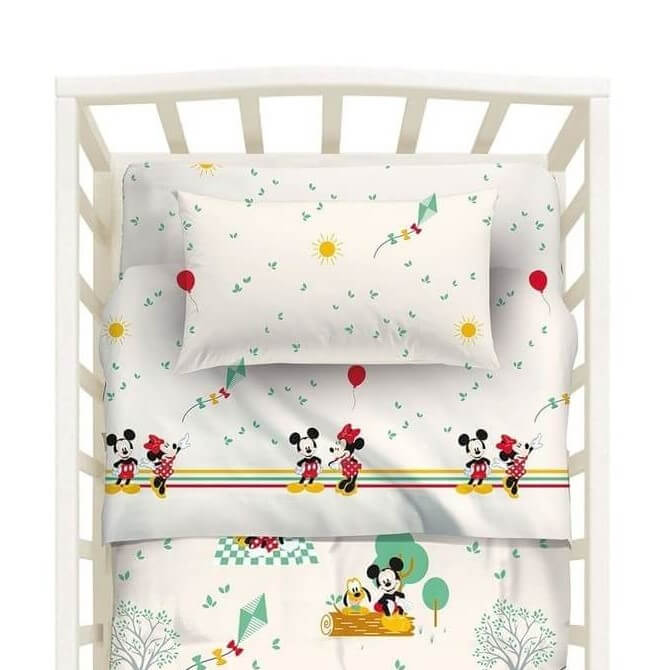 Completo lenzuola per culla Minnie & Mickey di Caleffi.   Fantasia con Minnie e Topolino, variante di colore panna, ideale sia per bambino che per bambina.