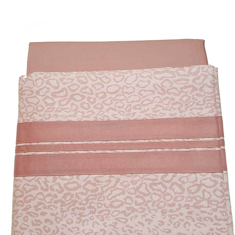 Completo lenzuola Fazzini Grafismi in puro cotone. Disponibile nella misura da una piazza e mezza e matrimoniale. Fantasia maculata colore rosa
