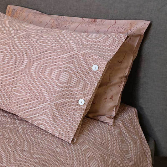 Completo lenzuola matrimoniale Fazzini Plops in flanella di puro cotone.  Le federe e il lenzuolo di sopra sono caratterizzate da una fantasia geometrica e moderna. Il lenzuolo di sotto con gli angoli è in tinta unita. Colore rosa.