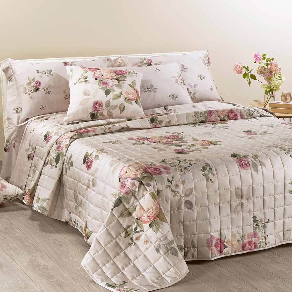 Trapuntino matrimoniale Caleffi Rose e Fiori in raso di puro cotone con stampa digitale di alta qualità. Fantasia floreale su fondo naturale/beige.