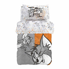 Trapunta invernale Tom & Jerry, della linea Looney Toons di Caleffi. Trapunta in puro cotone nella misura letto singolo, per bambino e bambina. Fantasia piazzata colore grigio e arancio con i due simpatici personaggi Tom e Jerry