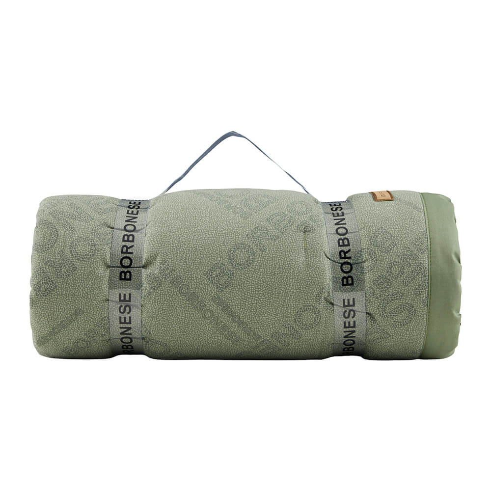 Plaid Borbonese Jet Set in morbidissimo cotone caldo.  Il plaid Borbonese Jet Set è caratterizzato da una fantasia moderna con la scritta Borbonese e la tipica stampa "OP" a occhio di pernice. Rifinito con bordo applicato in tinta. Colore verde