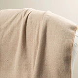 Il plaid Caleffi Cortina è realizzato in morbidissimo cotone caldo. E' caratterizzato da una stampa spigata a rombi molto discreta, che lo fa sembrare quasi un plaid tinta unita. Colore beige caramel.. Dettaglio fantasia.