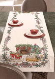 Corsia natalizia Cozy di Tessitura Randi. Stampato in gitale su tessuto di puro cotone. Runner in fantasia, con fondo avorio ed elementi tipici del periodo natalizio come il camino accesso, l'albero di Natale, ghirlande e slitte con regali. Misura 50x 150 cm.