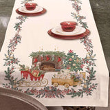 Corsia natalizia Cozy di Tessitura Randi. Stampato in gitale su tessuto di puro cotone. Runner in fantasia, con fondo avorio ed elementi tipici del periodo natalizio come il camino accesso, l'albero di Natale, ghirlande e slitte con regali. Misura 50x 150 cm.