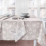 Servizio tavola rettangolare Maia di Somma. Tovaglia in twill di puro cotone con 12 tovaglioli.  Il set comprende una tovaglia rettangolare stampata, con orlo di 5 cm, e 12 tovaglioli stampati con fantasia moderna, colore grigio.