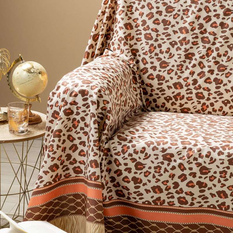 Telo Arredo multiuso Leopard di Caleffi, in puro cotone. Fantasia leopardata con bordo a contrasto. Colore arancio. Ideale come copriletto, copritavolo e copridivano. Misura matrimoniale.