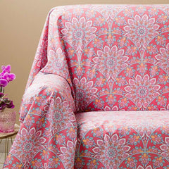 Telo Arredo multiuso Saba di Caleffi, in puro cotone. Telo Grandecor misura matrimoniale. Utilizzabile come copriletto, copridivano e copritavolo. Fantasia vivace e multicolore variante corallo rosa.