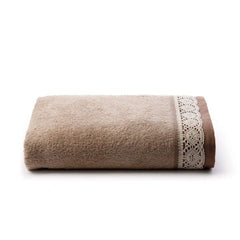 Il Telo Bagno Caleffi Sofy è in morbida spugna di puro cotone ed è impreziosito dal particolare bordo in pizzo.. Misura 100x150 cm. Colore naturale tortora