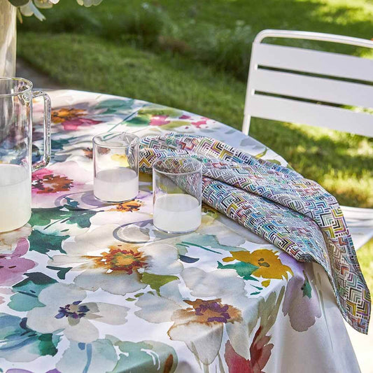 Tovaglia Bouquet di Fazzini, in puro cotone con stampa digitale ad alta definizione.  Misura rettangolare per 12 persone.  Tovaglia dalla fantasia floreale, con fiori che riprendono i colori della primavera.