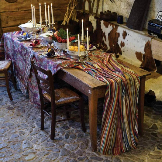 Tovaglia rettangolare Fusion in puro lino. Realizzata in Italia da Tessitura Toscana Telerie.  La tovaglia Fusion ha una fantasia molto particolare, con una stampa che presenta una parte di tessuto già finito e un'altra parte di fili ancora da tessere.  Misura: Rettangolare x12 persone (170x270 cm)