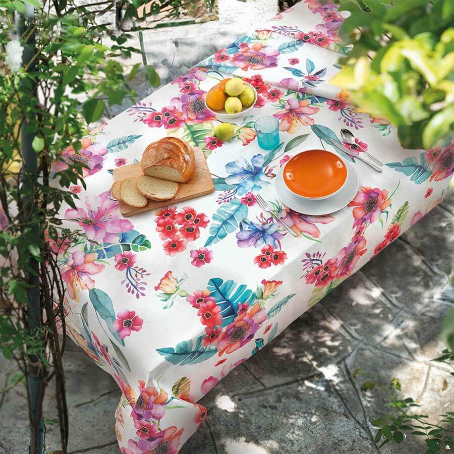Tovaglia Gabel Frida in panama di puro cotone con stampa digitale. Fantasia con fiori colorati su fondo chiaro.