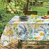 Tovaglia Gabel Sorrento in panama di puro cotone con stampa digitale. Fantasia con fiori gialli e azzurri e limoni su fondo bianco.
