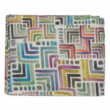 Tovaglia Geometrie di Fazzini, in puro cotone con stampa digitale ad alta definizione.  Misura rettangolare per 12 persone.  Tovaglia allegra e colorata con fantasia geometrica.