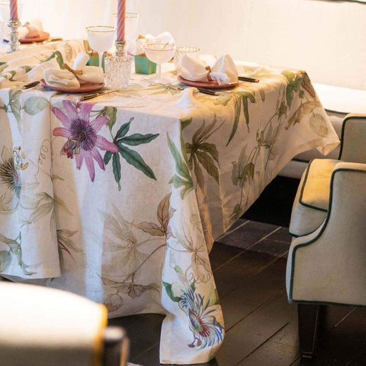 Tovaglia Granadilla in puro lino stampato. Realizzata in Italia da Tessitura Toscana Telerie.  La tovaglia Granadilla presenta una fantasia floreale su fondo avorio, con fiori rosa e foglie verdi a contrasto. Tovaglia rettangolare per 8 o 12 persone