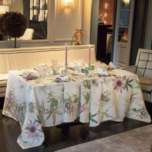 Tovaglia Granadilla in puro lino stampato. Realizzata in Italia da Tessitura Toscana Telerie. La tovaglia Granadilla presenta una fantasia floreale su fondo avorio, con fiori rosa e foglie verdi a contrasto. Tovaglia rettangolare per 8 o 12 persone