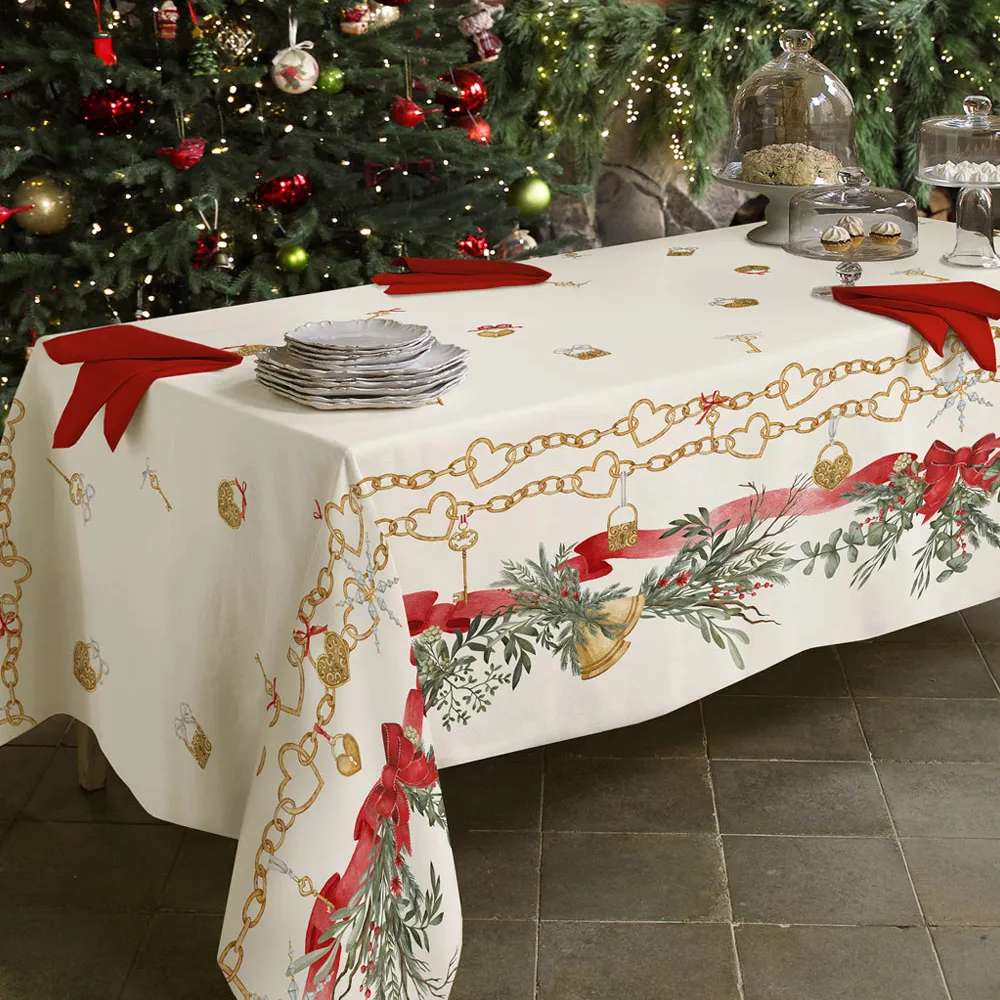 Tovaglia natalizia Charms di Tessitura Randi. Stampa digitale su panama di puro cotone.  Fantasia su fondo avorio con particolari catenine dorate ed elementi tipici del Natale come ghirlande e fiocchi rossi.  Misura rettangolare x12: 150x270 cm.