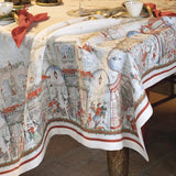 Tovaglia natalizia Christmas Shopping in puro lino di Tessitura Toscana Telerie.   Fantasia su fondo chiaro, con scene di shopping natalizio originali e piene di dettagli. Queste scene fanno respirare aria di festa e richiamano vari elementi tipici del Natale, come gli abeti addobbati, Babbo Natale, i negozi illuminati e le ghirlande.  Misura rettangolare x12 (170x270 cm). Dettaglio fantasia.