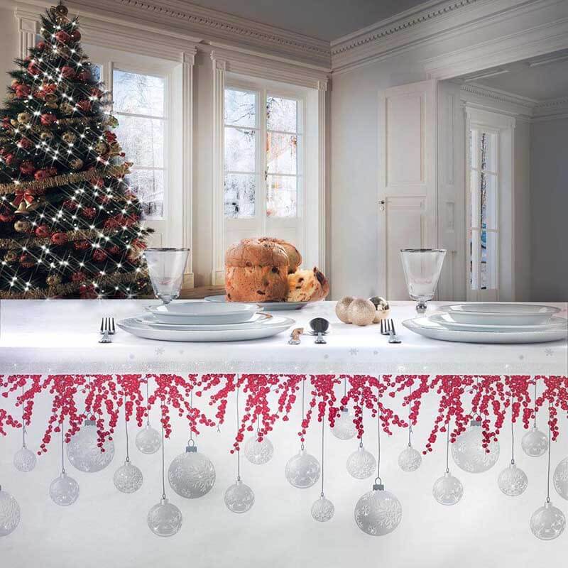 Tovaglia Natale Gabel Shimmer per 8, 12 o 18 persone. Fondo bianco con sfere argento e bacche rosse. Stampa digitale su puro cotone panama.