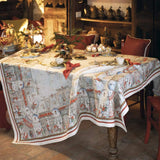 Tovaglia natalizia Christmas Shopping in puro lino di Tessitura Toscana Telerie.   Fantasia su fondo chiaro, con scene di shopping natalizio originali e piene di dettagli. Queste scene fanno respirare aria di festa e richiamano vari elementi tipici del Natale, come gli abeti addobbati, Babbo Natale, i negozi illuminati e le ghirlande.  Misura rettangolare x12 (170x270 cm).