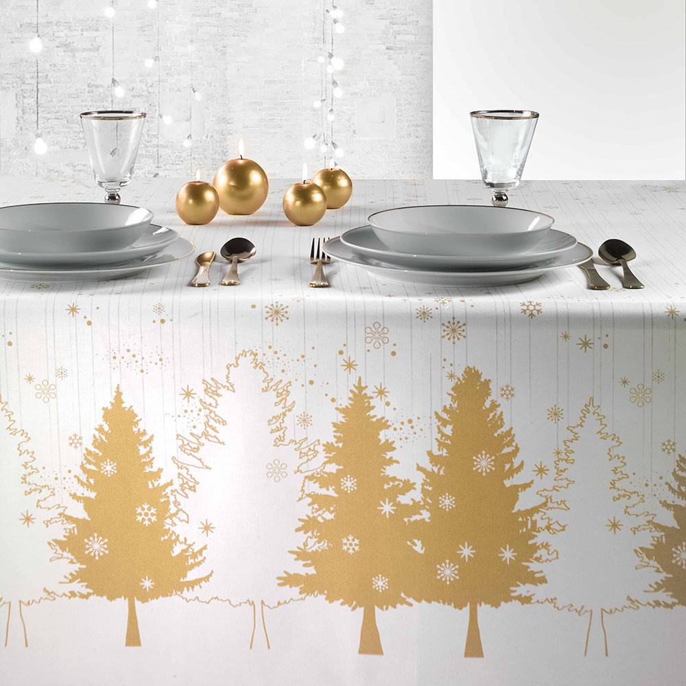 Tovaglia Natale Dasher Gabel dorata in cotone rettangolare per 6,8,12 e 18 persone. Fantasia con abeti dorati su fondo bianco.