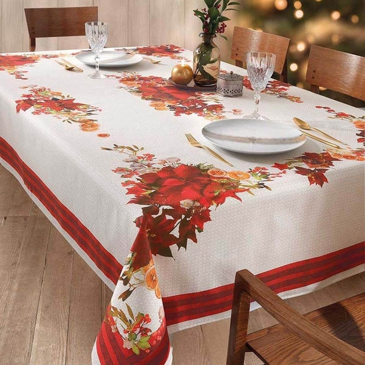 Tovaglia natalizia Sweet di Gabel. Stampa digitale su panama di puro cotone.  Fantasia piazzata su fondo chiaro e bordo rosso, con bacche e fiori rossi che richiamano l'atmosfera del Natale.