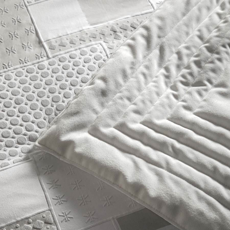 Trapunta invernale matrimoniale Cristalli di Fazzini in raso di puro cotone. Piumone medio tepore. Fantasia geometrica colore bianco seta/avorio/beige. Dettaglio.
