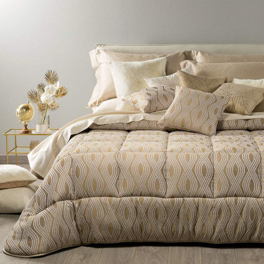 Trapunta invernale matrimoniale Caleffi Abbraccio, in prezioso raso jacquard. Trapuntata a capo e rifinita con angoli arrotondati. Piumone con fantasia moderna dalle forme morbide. Colore oro.