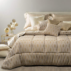 Trapunta invernale matrimoniale Caleffi Abbraccio, in prezioso raso jacquard. Trapuntata a capo e rifinita con angoli arrotondati. Piumone con fantasia moderna dalle forme morbide. Colore oro.
