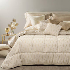 Trapunta invernale matrimoniale Caleffi Abbraccio, in prezioso raso jacquard. Trapuntata a capo e rifinita con angoli arrotondati. Piumone con fantasia moderna dalle forme morbide. Colore avorio.