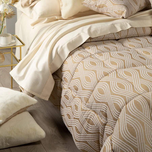 Trapunta invernale matrimoniale Caleffi Abbraccio, in prezioso raso jacquard. Trapuntata a capo e rifinita con angoli arrotondati. Piumone con fantasia moderna dalle forme morbide. Colore oro.
