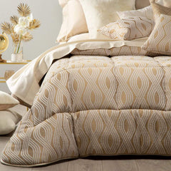Trapunta invernale matrimoniale Caleffi Abbraccio, in prezioso raso jacquard. Trapuntata a capo e rifinita con angoli arrotondati. Piumone con fantasia moderna dalle forme morbide. Colore oro.