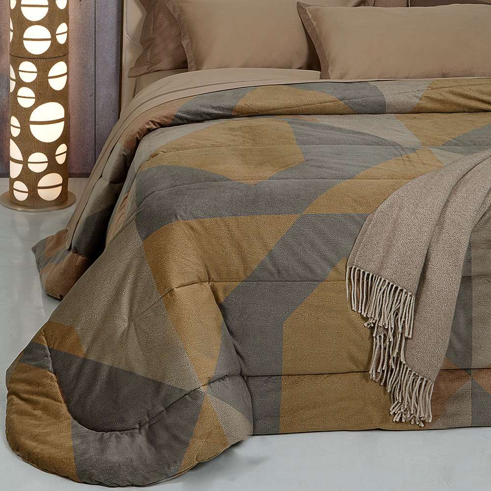 Trapunta invernale Borbonese Palace in velluto per letto matrimoniale.  Il piumone Palace è caratterizzato da una fantasia moderna, con forme geometriche di vari colori e la tipica stampa Borbonese a occhio di pernice.