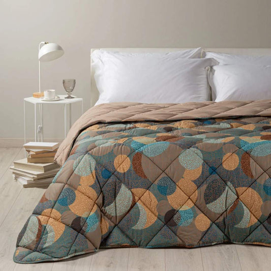 Trapunta invernale Caleffi Cosmo. Disponibile nella misura per letto singolo, piazza e mezza e matrimoniale. Fantasia geometrica multicolore dallo stile moderno,con forme che ricordano pianeti ed eclissi.