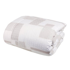 Trapunta invernale matrimoniale Cristalli di Fazzini in raso di puro cotone. Piumone medio tepore. Fantasia geometrica colore bianco seta/avorio/beige.
